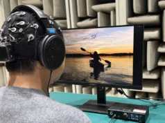 Fechar os olhos para ouvir melhor pode ser um grande erro