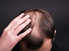 Os livros didáticos estão errados: os cientistas revelam a forma surpreendente como o cabelo humano cresce