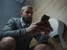 Estudo descobre que usar telefones celulares enquanto vai ao banheiro pode levar a condições médicas dolorosas