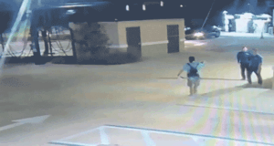 Adolescente treinado em MMA subjuga suspeito empunhando machado em lava-jato na Flórida, capturado em vídeo