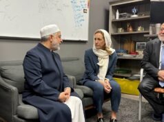 O governador Mickey Sherrill visitou a mesquita com laços com o Hamas liderado por um imã