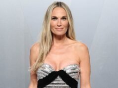 Molly Sims usa biquíni durante as férias em Cabo San Lucas, México