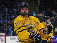 Ethan Wyttenbach, finalista de Long Island, do prêmio Hobey Baker de hóquei universitário