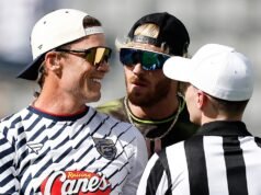 Tom Brady parabeniza Logan Paul após o jogo de flag football