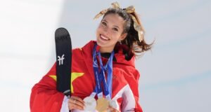 Em comunicado, Eileen Gu defendeu a decisão da equipe dos EUA de competir contra a China