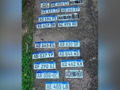 Vizinhos do bairro Reconquista recuperaram mais de 10 placas que foram perdidas pela chuva