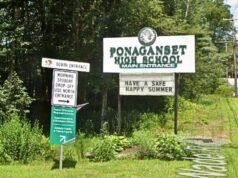 A professora de Rhode Island, Alisha Krins, acusada de agredir sexualmente uma estudante