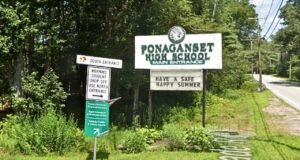 A professora de Rhode Island, Alisha Krins, acusada de agredir sexualmente uma estudante