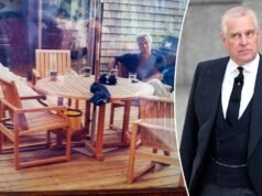 O ex-príncipe Andrew foi fotografado descalço e de roupão de banho com Peter Mandelson e Epstein