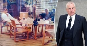 O ex-príncipe Andrew foi fotografado descalço e de roupão de banho com Peter Mandelson e Epstein