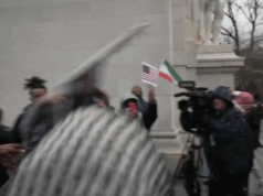 Vigília no Washington Square Park em Nova York pelo Aiatolá Khamenei se torna violenta