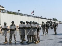 Protestos antiamericanos tornam-se mortais no Consulado dos EUA em Karachi, Paquistão