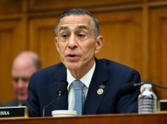 O deputado Darrell Issa anunciou sua aposentadoria, endossando Desmond para o Congresso