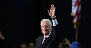 Bill Clinton nega conhecimento dos crimes de Epstein em depoimento domiciliar