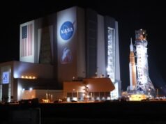 Fotos do foguete lunar Artemis 2 retornando à plataforma de lançamento em 20 de março de 2026