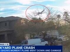 O momento em que um pequeno avião bateu na casa foi registrado