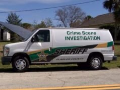 Mulher da Flórida acusada de deixar seu bebê recém-nascido morrer e enterrá-lo em seu quintal