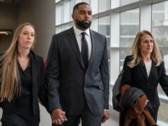 Sharon Moore e esposa de mãos dadas em tribunal de Michigan