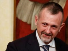 Um político italiano apoia a verdade em um restaurante ligado à máfia enquanto Giorgia Meloni sofre sua primeira derrota.