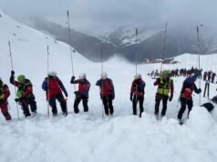 Dois esquiadores morreram depois que uma montanha de neve caiu sobre uma rocha no norte da Itália World News