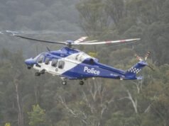 O fugitivo australiano Dezi Freeman foi acusado de matar dois policiais que se acredita estarem mortos.