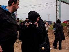 Alguns choram, outros olham para o iminente cemitério do Líbano na zona de tiro.