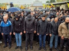 Centenas de pessoas se reúnem na chuva para os funerais de jornalistas libaneses World News