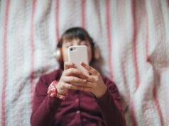 As redes sociais são responsabilizadas pelo maior declínio na felicidade dos jovens World News