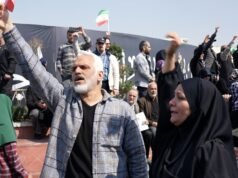 Milhares de iranianos comparecem desafiadoramente ao funeral dos líderes Larijani e marinheiros do navio afundado | Notícias do mundo