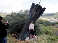 Crianças brincam com mísseis como restos daqueles lançados no Oriente Médio World News