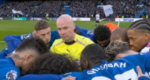 ‘O que está acontecendo?!’ | Cenas bizarras com o Chelsea rastejando em volta do árbitro antes do pontapé inicial!