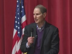 O senador Ron Wyden discursa sobre ataques ao Irã, Epstein, voto por correio na Câmara Municipal de SW Portland