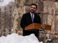 Oficial da NYPD servindo como segurança do prefeito suspenso após morte a tiros fora de serviço: Policiais