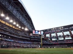 Estátua anteriormente removida do aeroporto da área de Dallas encontra novo lar no estádio da MLB