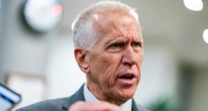 Tillis insta DOJ a encerrar investigação do Fed após reunião com indicados de Trump