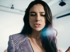 A atriz de IA do videoclipe, Tilly Norwood, bate palmas durante a reação