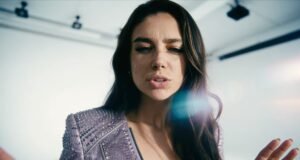 A atriz de IA do videoclipe, Tilly Norwood, bate palmas durante a reação