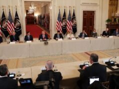 Trump é co-anfitrião da Mesa Redonda de Esportes Universitários com Saban e Meyer