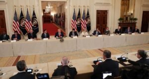 Trump é co-anfitrião da Mesa Redonda de Esportes Universitários com Saban e Meyer