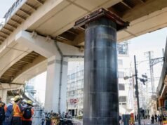 Como Super Mario Bros., mas na vida real: um enorme cano emerge do chão em uma rua do Japão