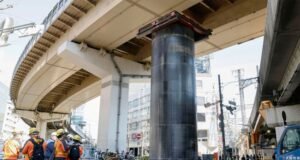 Como Super Mario Bros., mas na vida real: um enorme cano emerge do chão em uma rua do Japão