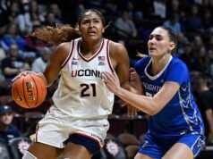 Quem está no torneio de basquete universitário feminino?