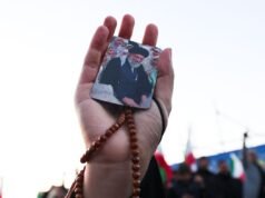 Trump alerta o Irã para não pagar após a morte do aiatolá Ali Khamenei: NPR