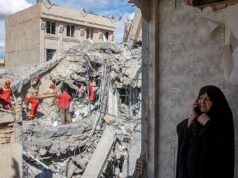 Forças dos EUA na base saudita feridas quando a guerra chega a um mês: NPR