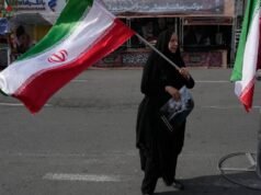 Trump adiou os ataques prometidos ao Irão, citando negociações para acabar com a guerra. Irã nega negociações