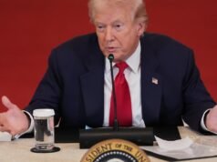 Após uma semana de guerra e turbulência política, Trump continua tão desafiador como sempre