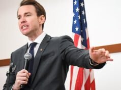 O deputado Kevin Kiley opta por desafiar o colega republicano Tom McClintock