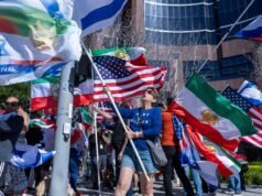 Iranianos em Los Angeles recorrem ao WhatsApp e à Fox News para obter atualizações sobre seus entes queridos