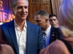 Comentário: Irã, Israel, lontras de estimação e gel para cabelo. A turnê do livro de Gavin Newsom termina em Los Angeles