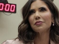 Trump demite Kristi Noem, encerrando seu reinado tumultuado como chefe da Segurança Interna